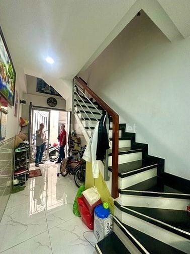 Bán nhà 4 tầng - Đường CMT8 - Sau 1 căn mặt tiền - Chỉ 5.5 tỷ.