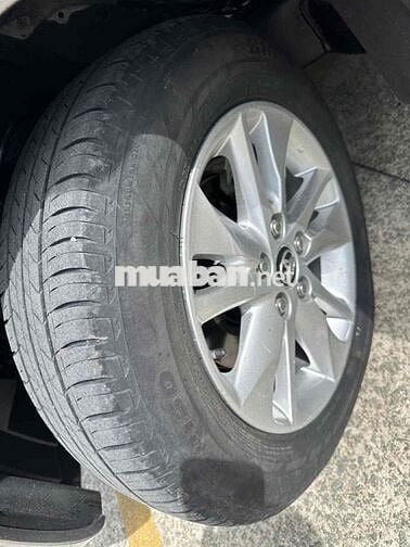 Toyota Innova Nâu 8 chỗ xe gia dinh đi rất kỉ
