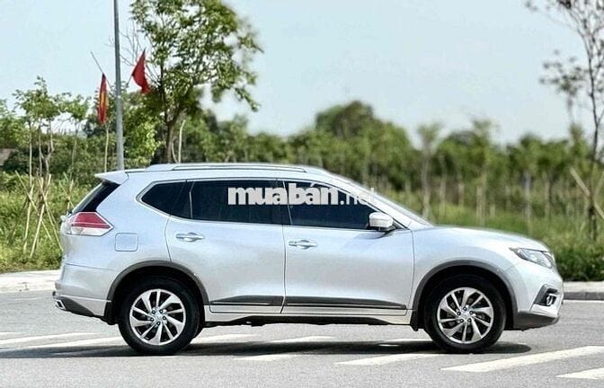 Nissan X-Trail bản full 7 chỗ Bạc