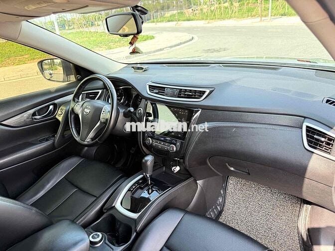 Nissan X-Trail bản full 7 chỗ Bạc