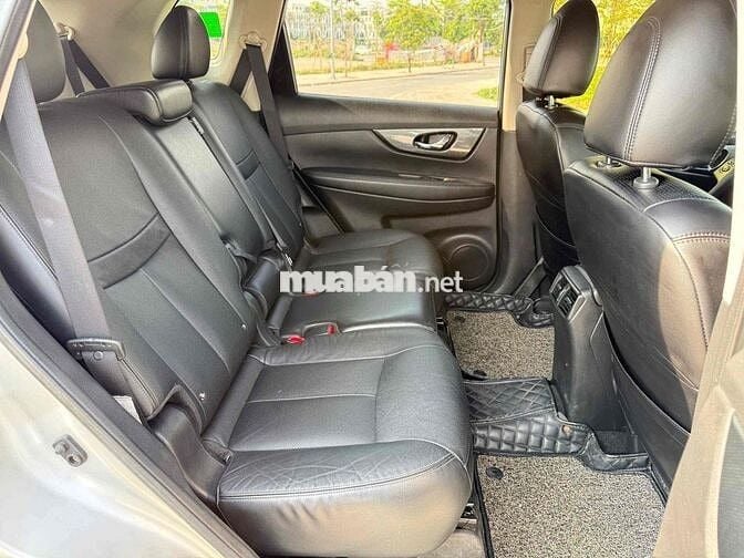 Nissan X-Trail bản full 7 chỗ Bạc