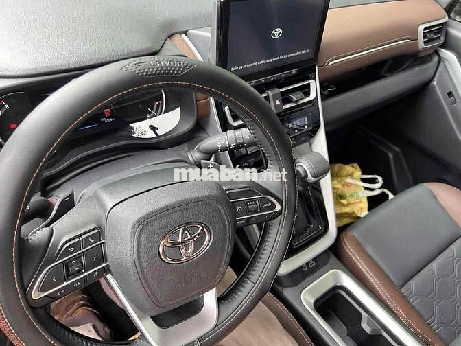 Toyota Innova Cross 2.0V 2025 8000 km Trắng