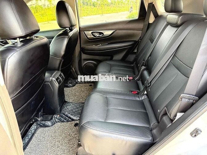 Nissan X-Trail bản full 7 chỗ Bạc
