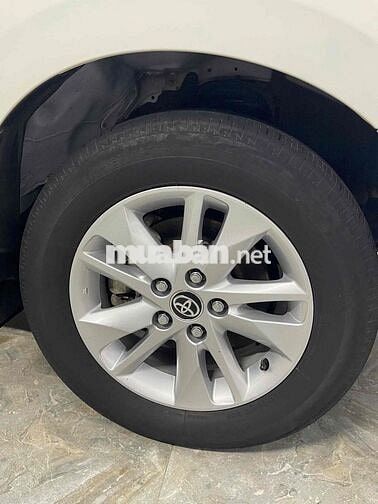 Toyota Innova 7 chỗ Số sàn Trắng