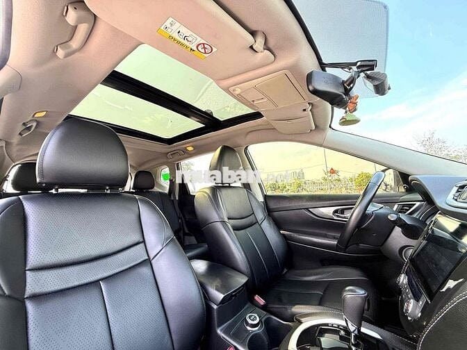 Nissan X-Trail bản full 7 chỗ Bạc