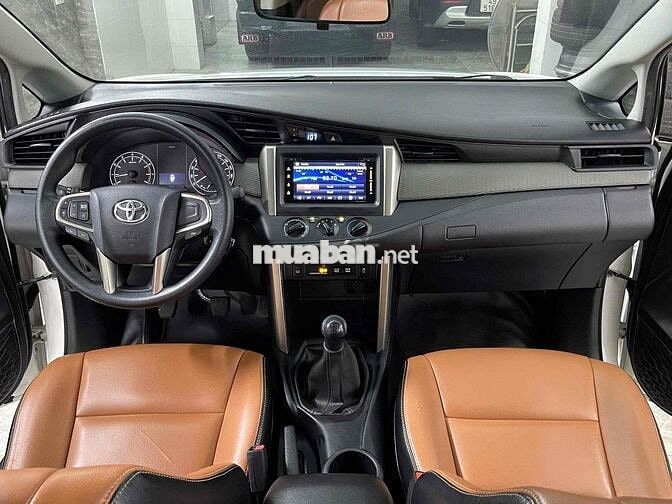 Toyota Innova 7 chỗ Số sàn Trắng