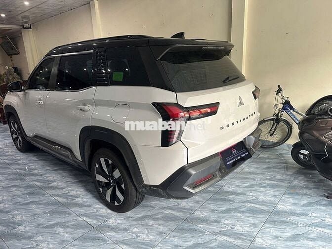 Mitsubishi DST Ultimate 2025 Trắng/Đen 7.000 km