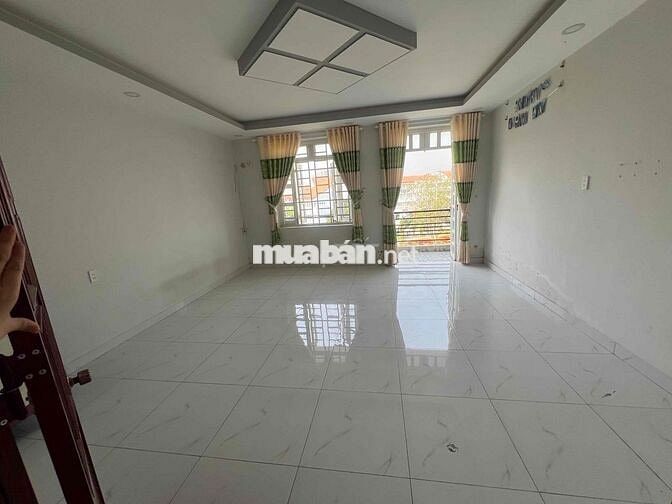 PHÒNG 35m2 BAN CÔNG RIÊNG, TOILET RIÊNG