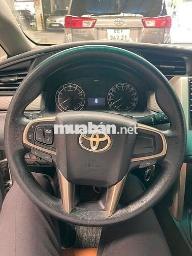 Toyota Innova 2.0E 2017 Số sàn, Bạc, xe gia đình