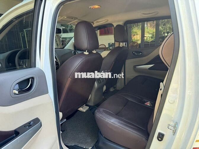 Nissan Navara Calibre Trắng Dầu 5 chỗ