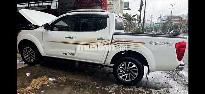 Nissan Navara Calibre Trắng Dầu 5 chỗ
