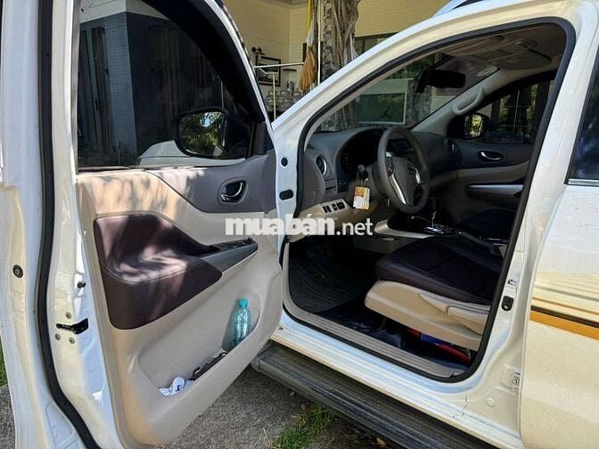 Nissan Navara Calibre Trắng Dầu 5 chỗ