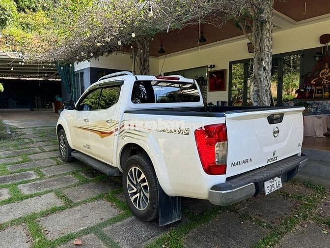 Nissan Navara Calibre Trắng Dầu 5 chỗ
