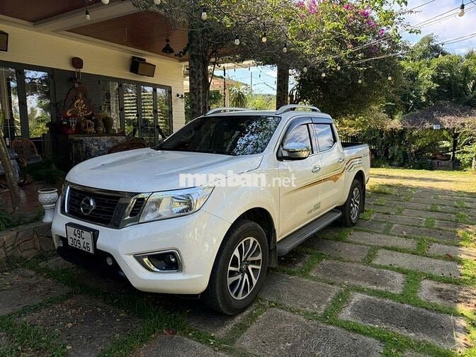 Nissan Navara Calibre Trắng Dầu 5 chỗ