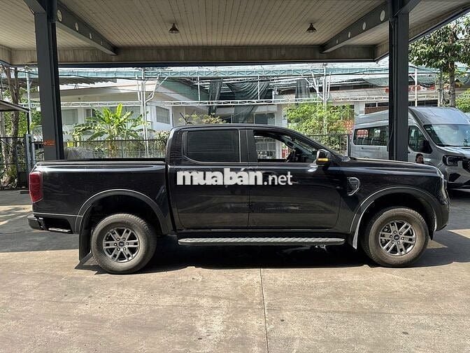 Ford Ranger XLS AT 2.0L 4x2 2024 Đen, xe lướt