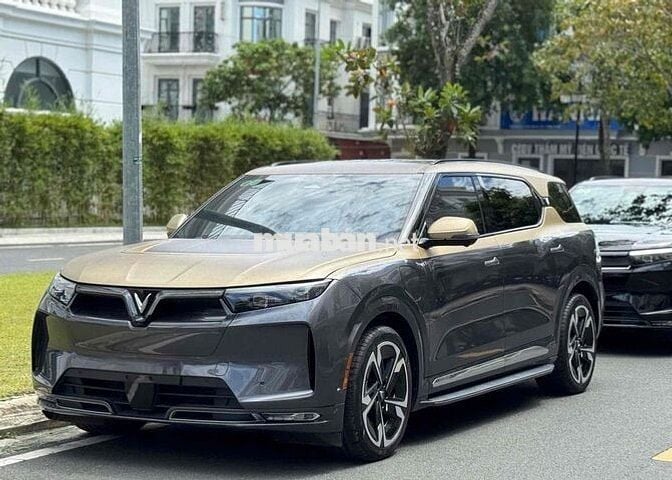Vinfast VF9 Plus 2024 Xám 7 chỗ trần thép 2v km