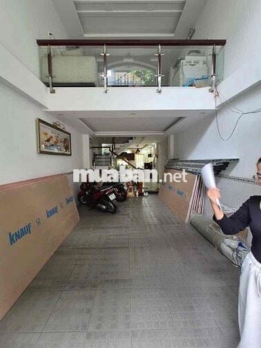 Cho Thuê Nhà Ngay Đại Học Công Thương - DT 4x15m Trệt 1 Lửng 2 Lầu St