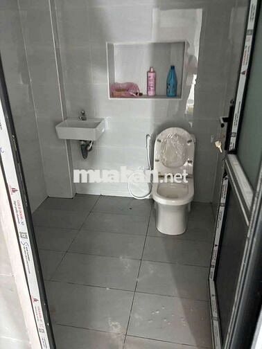 cho thuê nhà đang làm mới sạch sẽ 