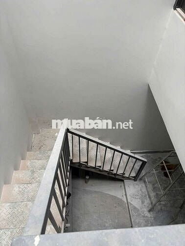 cho thuê nhà đang làm mới sạch sẽ 
