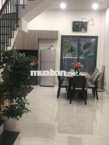 Cho thuê nhà nguyên căn hẻm xe hơi, gần Gò Vấp,sân dài,tiện kinh doanh