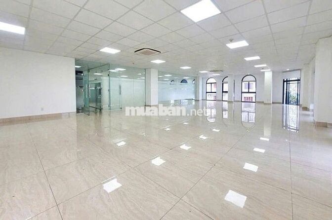 TOÀ NHÀ VĂN PHÒNG MỚI XÂY DỰNG MẶT TIỀN TRUNG TÂM QUẬN 5 