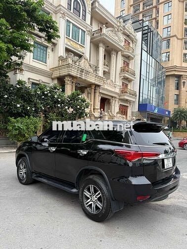Toyota Fortuner SUV 7 chỗ màu Đen