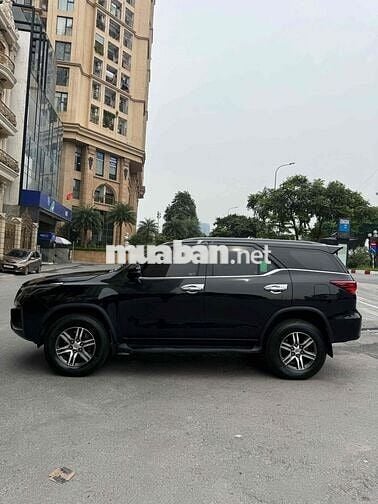 Toyota Fortuner SUV 7 chỗ màu Đen