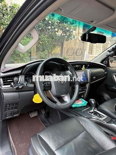 Toyota Fortuner SUV 7 chỗ màu Đen