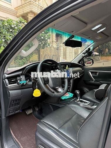 Toyota Fortuner SUV 7 chỗ màu Đen