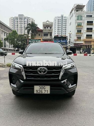 Toyota Fortuner SUV 7 chỗ màu Đen