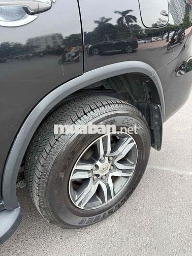 Toyota Fortuner SUV 7 chỗ màu Đen