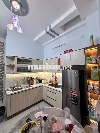 Trệt 2 lầu full nội thất 4*10; 3pn đg xe hơi Rẻ chốt lẹ