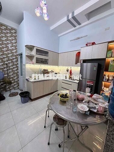 Trệt 2 lầu full nội thất 4*10; 3pn đg xe hơi Rẻ chốt lẹ