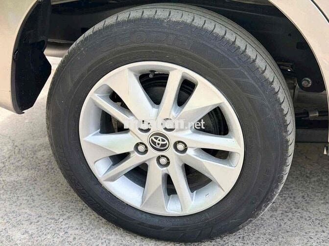 Toyota Innova 2.0E 2019 Số sàn màu đồng ánh kim