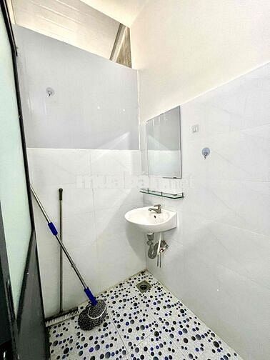 Gần bến xe Q8 giá 3tr3 sẵn máy lạnh ở liền được wc riêng