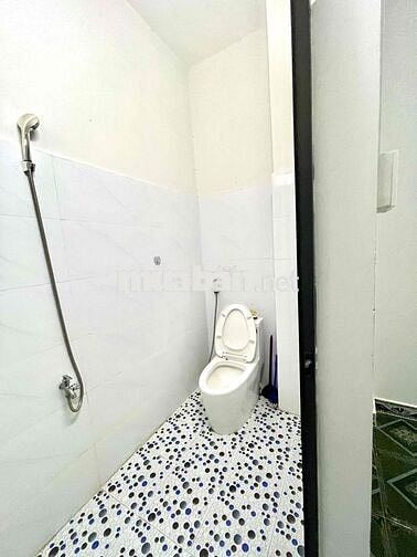 Gần bến xe Q8 giá 3tr3 sẵn máy lạnh ở liền được wc riêng