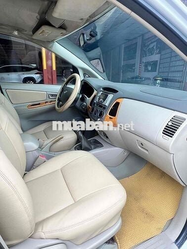 Toyota Innova G 7 chỗ Bạc