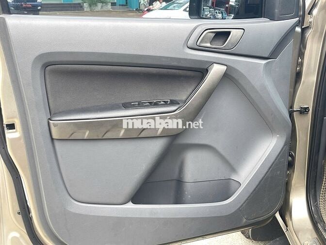 Ford Ranger XLS 2014 tự động 4x2 màu vàng cát