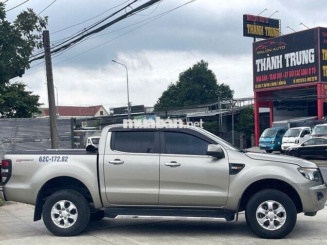Ford Ranger XLS 2014 tự động 4x2 màu vàng cát