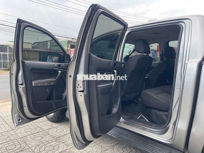Ford Ranger XLS 2018 Số tự động 4x2 màu bạc
