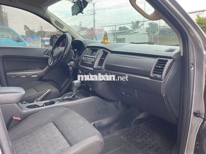 Ford Ranger XLS 2018 Số tự động 4x2 màu bạc