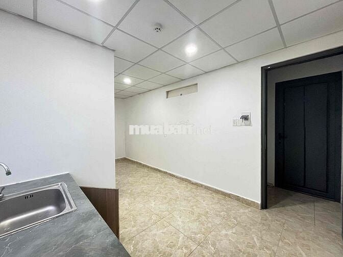 phòng trọ có cửa sổ trời và thang máy