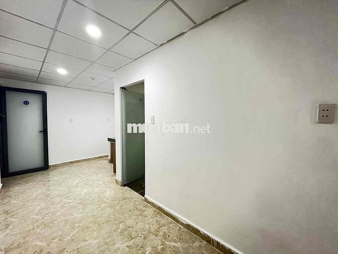 phòng trọ có cửa sổ trời và thang máy