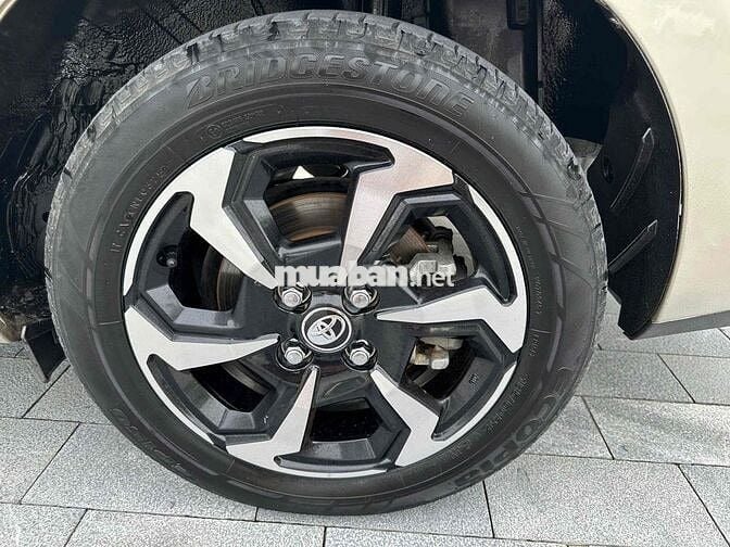 Toyota Vios 2025 Số sàn 30000 km Vàng cát