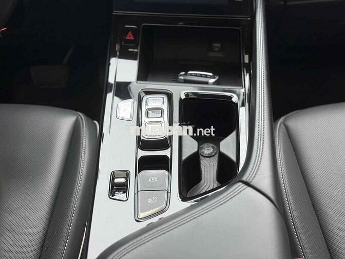 Hyundai Custin Cao Cấp 2.0T sản xuất 2024