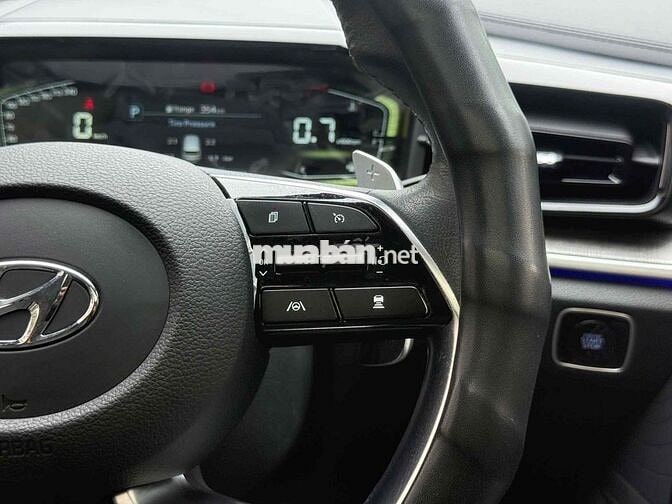 Hyundai Custin Cao Cấp 2.0T sản xuất 2024