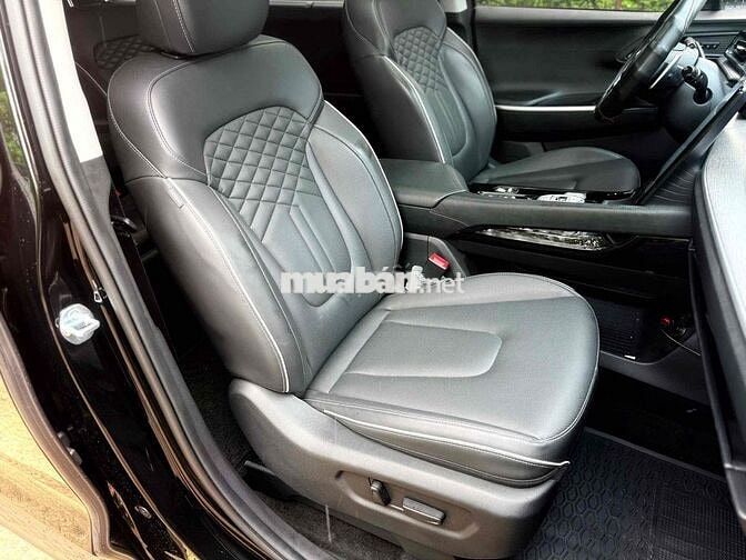Hyundai Custin Cao Cấp 2.0T sản xuất 2024