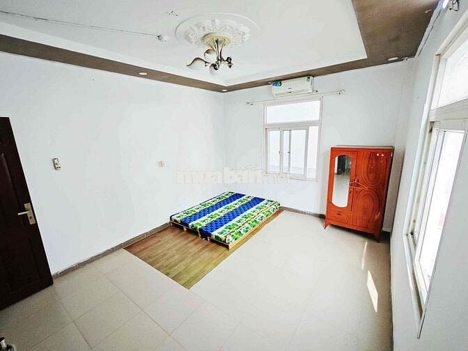 Trống sẵn phòng studio view kính cửa sổ siêu sáng , Tạ quang Bửu q8