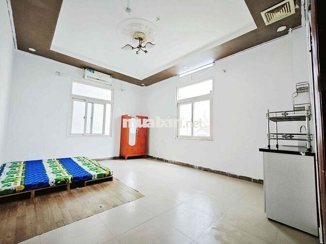Trống sẵn phòng studio view kính cửa sổ siêu sáng , Tạ quang Bửu q8