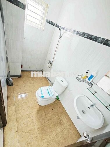 Trống sẵn phòng studio view kính cửa sổ siêu sáng , Tạ quang Bửu q8
